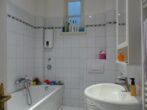 Herrliche Altbauwohnung für kleine Familie zentral in Pinneberg - Wanne und Dusche